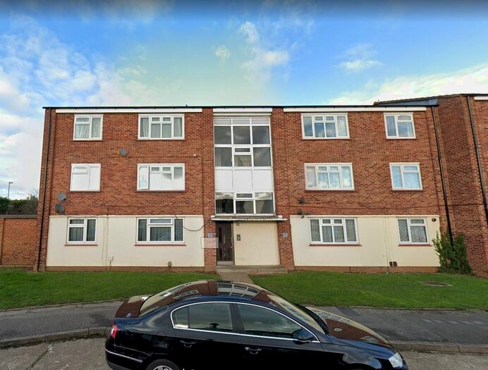 2 Bedroom Flat To Rent In Weekes Drive, Slough, Berkshire, SL1