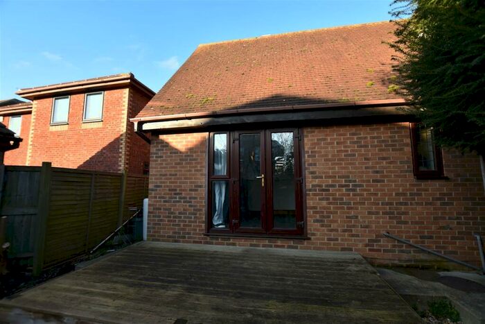 Apartment To Rent In Church Parade, Canvey Island, SS8