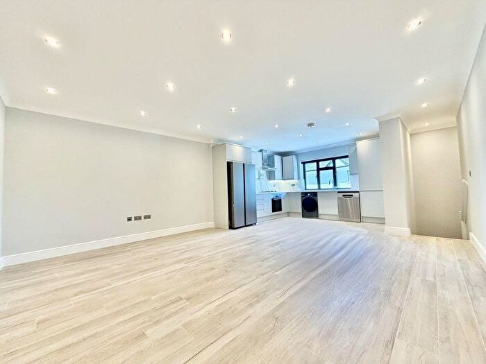 3 Bedroom Flat To Rent In Colindeep Gardens, Hendon, London, NW4