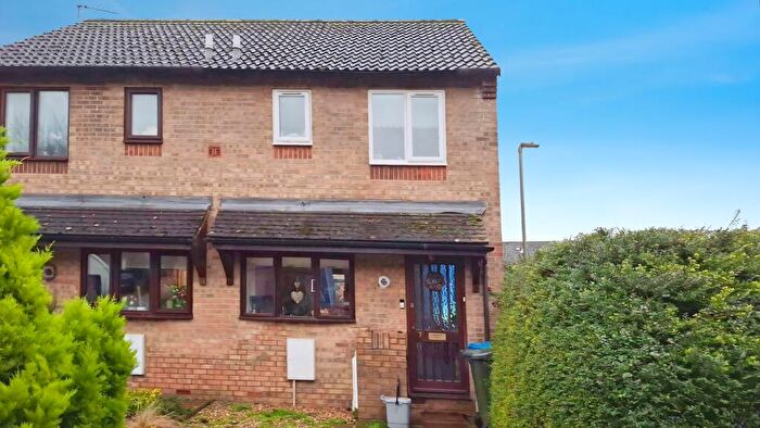 2 Bedroom Semi Detached House For Sale In Dean Close, Banbury, Oxfordshire, OX16