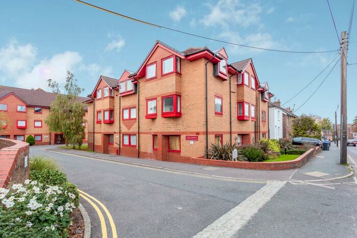 2 Bedroom Property To Rent In Franklynn Road, Haywards Heath, RH16