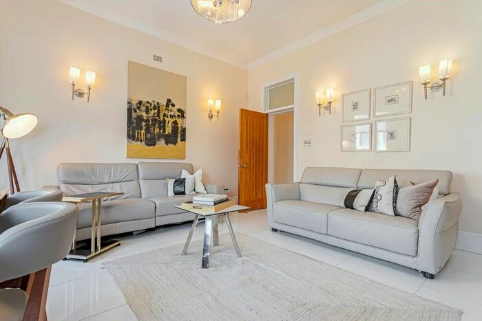 2 Bedroom Flat To Rent In Kensington Court, London, W8