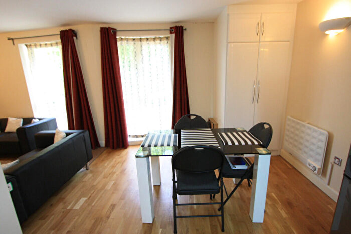 2 Bedroom Flat To Rent In Eaton Road, Sutton, London, SM2