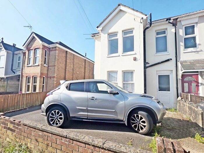 2 Bedroom Flat To Rent In Shelbourne Road, Charminster, BH8