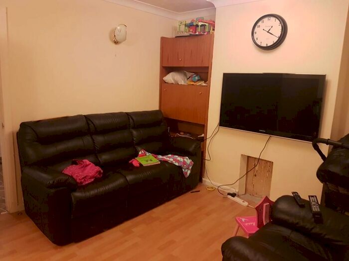 4 Bedroom Semi-Detached House To Rent In Thatcham, Berkshire, RG19