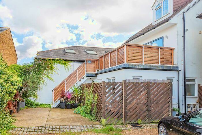 2 Bedroom Flat To Rent In Queens Road, Thames Ditton, KT7