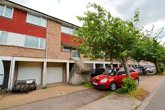 3 Bedroom Maisonette For Sale In Breaks Road, Hatfield, AL10