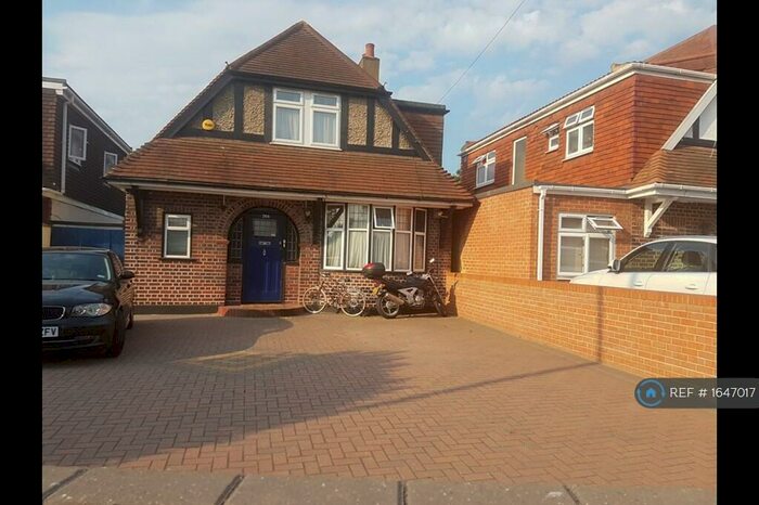 3 Bedroom Detached House To Rent In London Road, Slough, SL3