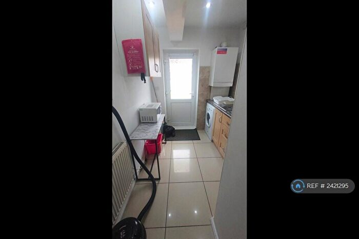 1 Bedroom Flat To Rent In Walton Road, West Molesey, KT8