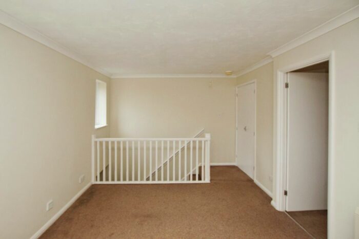 1 Bedroom Flat For Sale In Loughman Close, Kingswood, Bristol, Gloucestershire, BS15