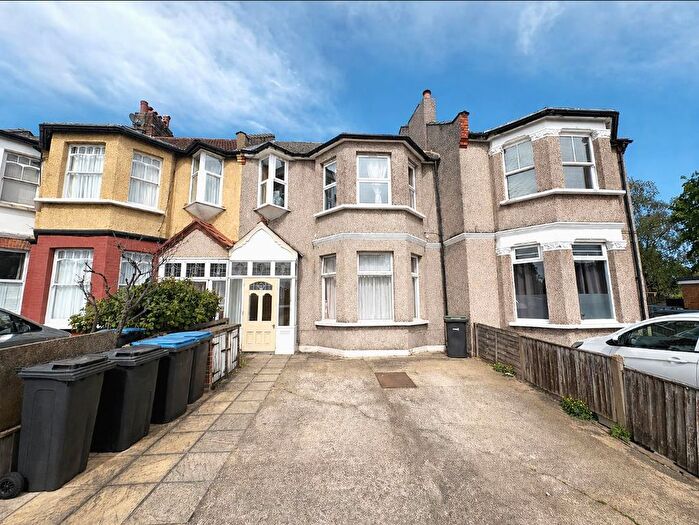 2 Bedroom Flat For Sale In Hazelwood Lane, Palmers Green, London, N13