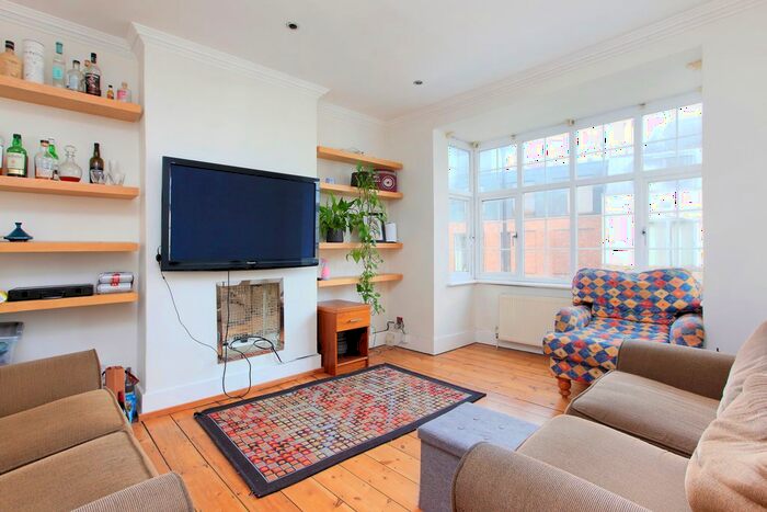 2 Bedroom Flat To Rent In Edgeley Road, Clapham, London, SW4