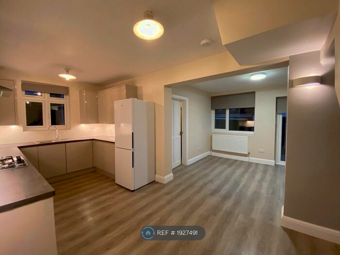 3 Bedroom Flat To Rent In Wimborne Avenue, Hayes, UB4