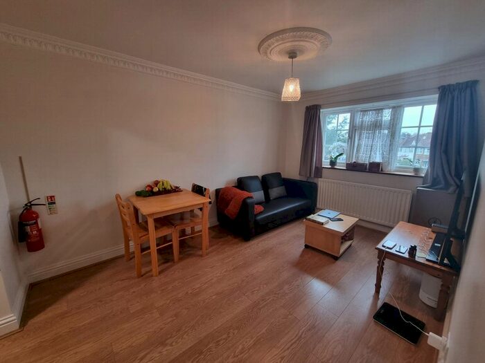 1 Bedroom Flat To Rent In Hale Lane, Mill Hill, NW7