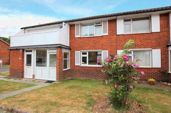2 Bedroom Apartment To Rent In Chatsmore Crescent, Goring-by-Sea, Worthing, BN12