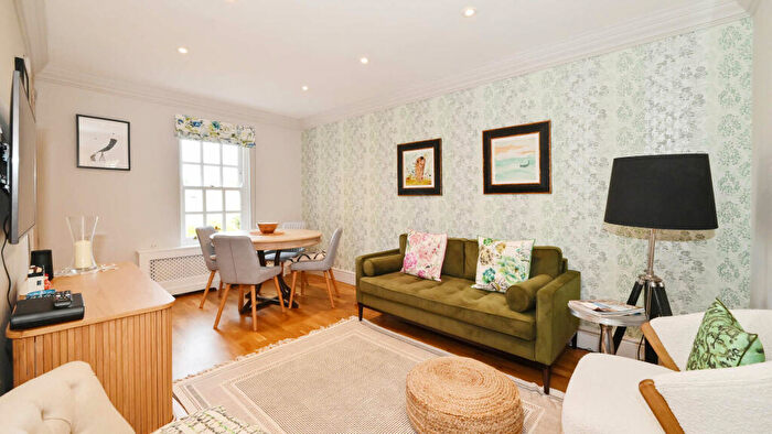 3 Bedroom Flat To Rent In Farrier Walk, London, SW10
