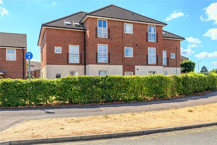 2 Bedroom Apartment To Rent In Honington Mews, Farnborough, Hampshire, GU14