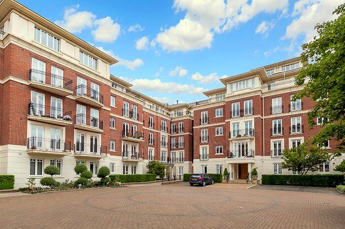 3 Bedroom Flat To Rent In Clevedon Road, East Twickenham, TW1