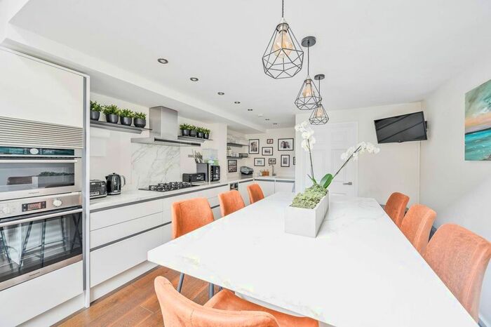 2 Bedroom Flat To Rent In Hopton Road, Woolwich, London, SE18