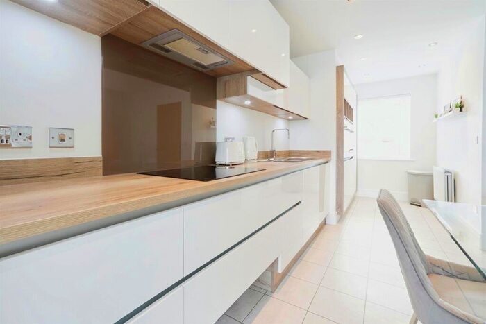 3 Bedroom End Of Terrace House For Sale In Quarry Park, Idle, Bradford, BD10