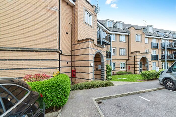2 Bedroom Flat For Sale In Constables Way, Hertford, SG13