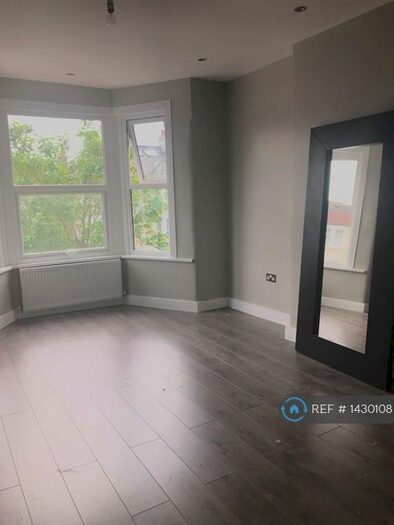 3 Bedroom Flat To Rent In Norfolk Road, Ilford, IG3