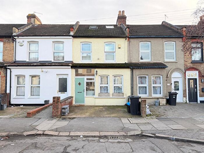 3 Bedroom Terraced House For Sale In Wingate Road, Ilford, IG1