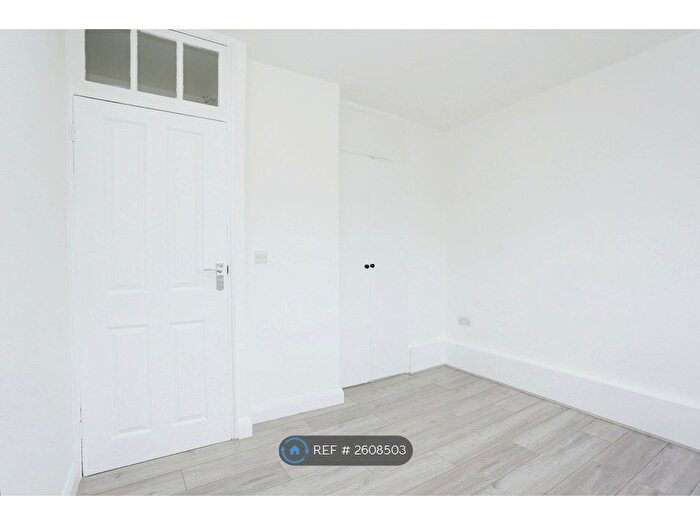 3 Bedroom Flat To Rent In Lydden Court, London, SE9