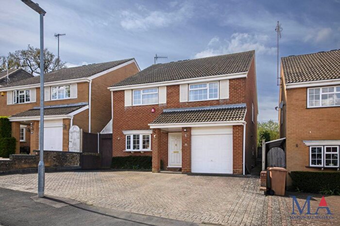 4 Bedroom Detached House For Sale In Clare Close, Elstree, WD6