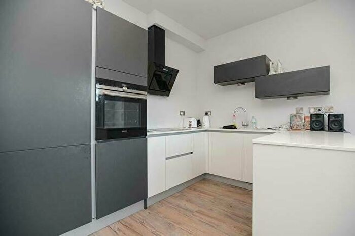 2 Bedroom Flat To Rent In Waverley Street, Nottingham, Nottinghamshire, NG7