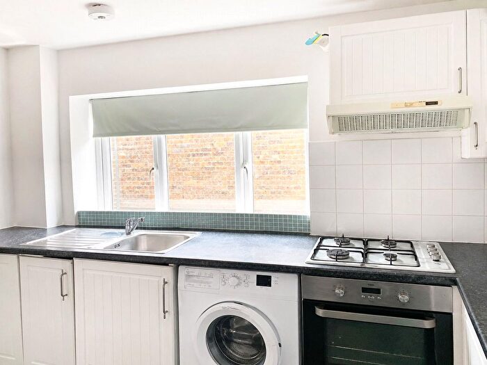 1 Bedroom Flat To Rent In Watling Street, Radlett, Hertfordshire, WD7