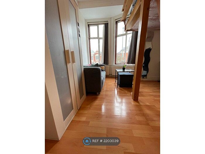 Studio To Rent In Burroughs Parade, London, NW4