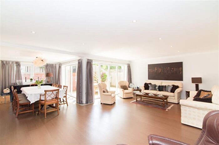 5 Bedroom Detached House To Rent In Surrey Close, Finchley, N3
