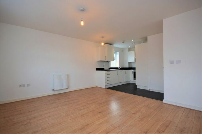 2 Bedroom Flat To Rent In Wells View Drive, Bromley BR2