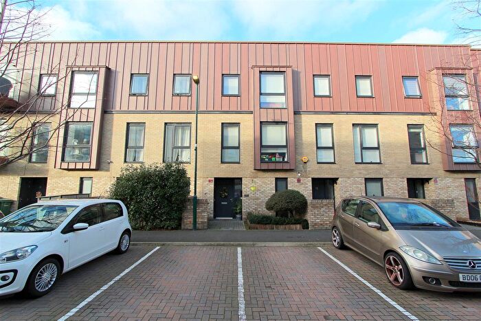 4 Bedroom Town House For Sale In Sweetbriar Avenue, Carshalton, SM5