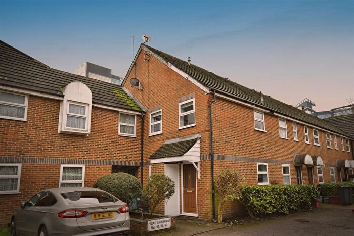 1 Bedroom Terraced House For Sale In Manor Vale, Brentford, TW8