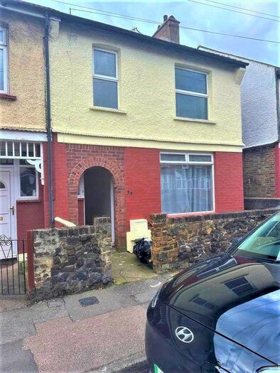 4 Bedroom Semi-Detached House To Rent In Stanbrook Road, Northfleet, Gravesend, DA11