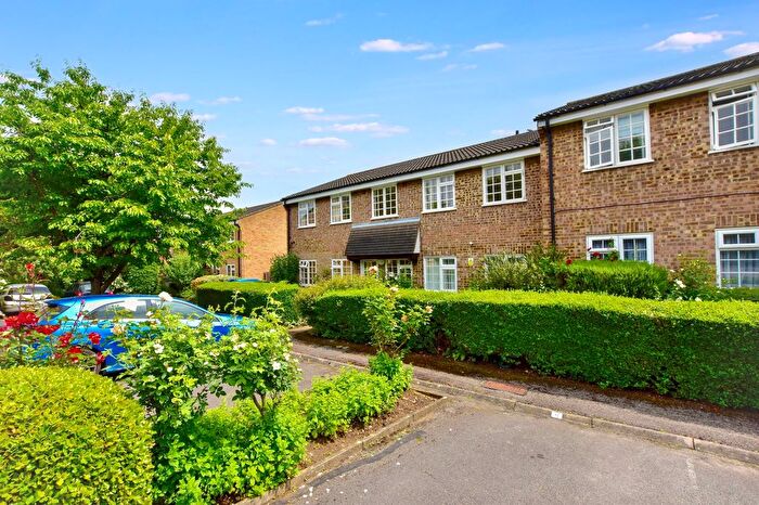 1 Bedroom Flat To Rent In Minstrel Gardens, Surbiton, KT5
