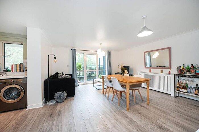 2 Bedroom Flat For Sale In Candle Street, Stepney, London, E1
