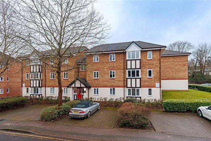 2 Bedroom Flat For Sale In Woodland Grove, Epping, CM16