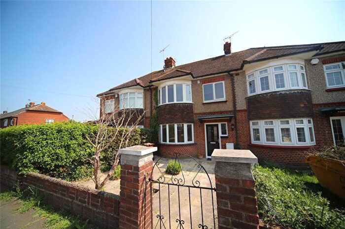 3 Bedroom Terraced House To Rent In Kenwood Road, Corringham, Essex, SS17