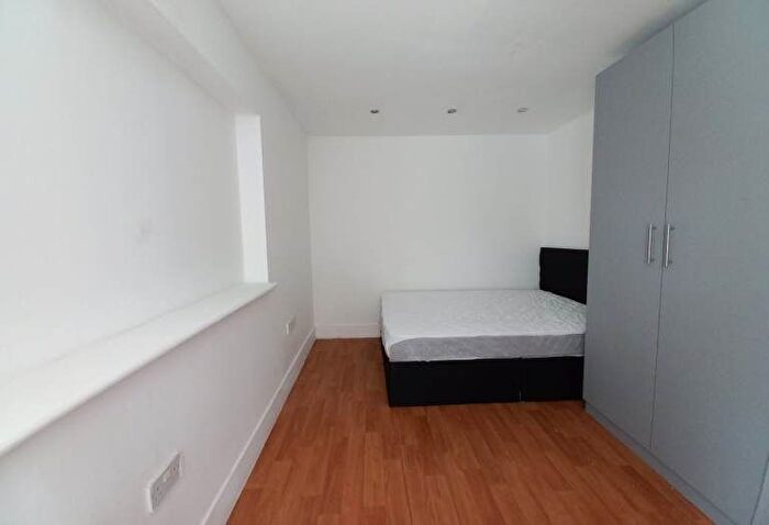Studio To Rent In Eton Avenue, Hounslow, TW5