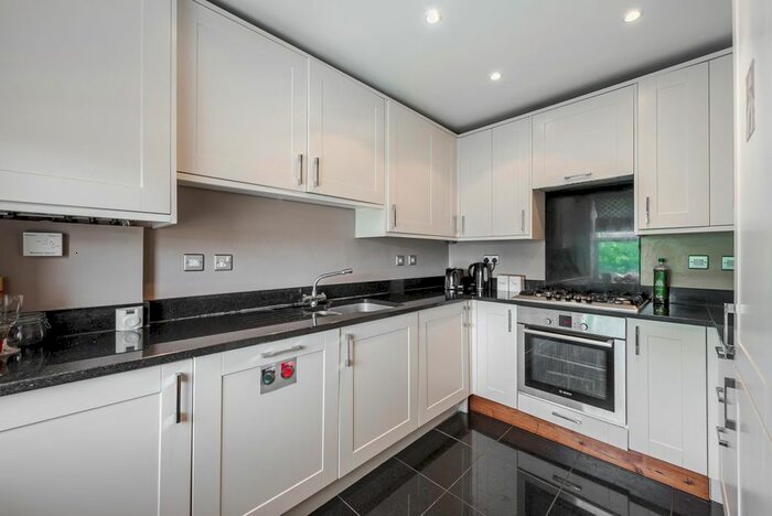 3 Bedroom Flat To Rent In Cedars Road, London, SW4