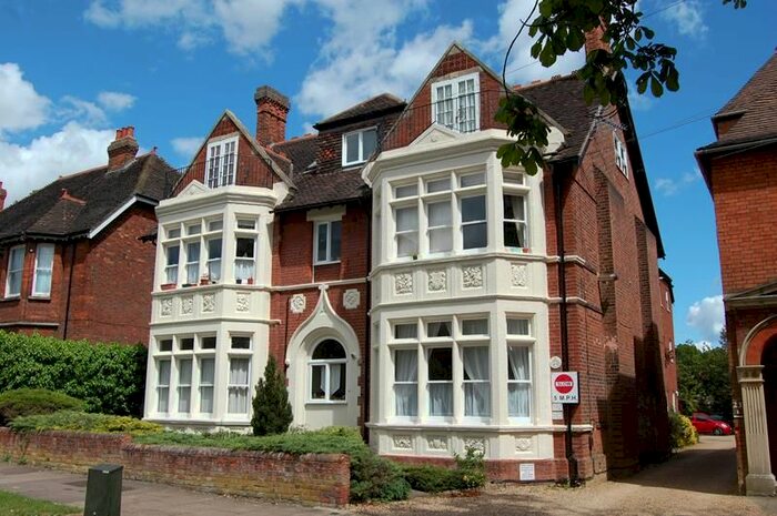 2 Bedroom Flat To Rent In Oaklands Court, Rothsay Road, Bedford, MK40