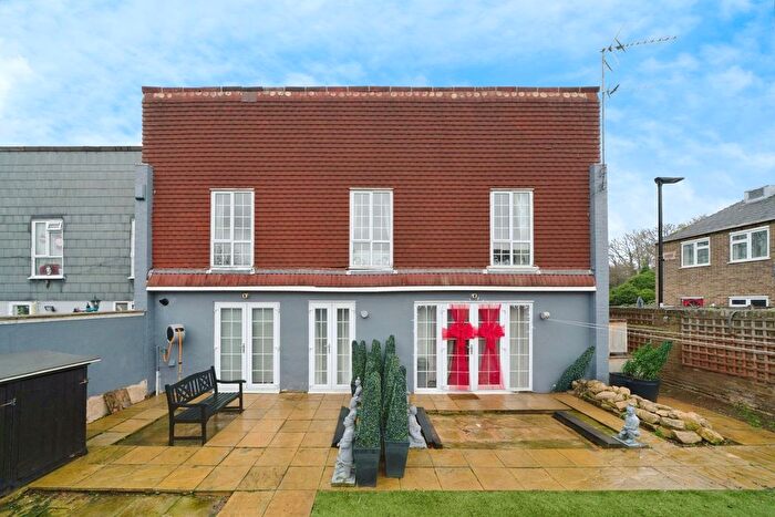 6 Bedroom Semi-Detached House For Sale In Pentelow Gardens, Feltham, TW14