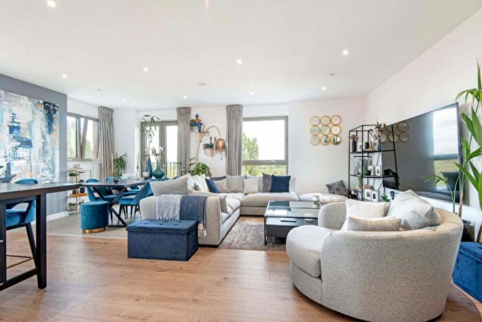 2 Bedroom Flat To Rent In Armada Way, Galions Reach, E6