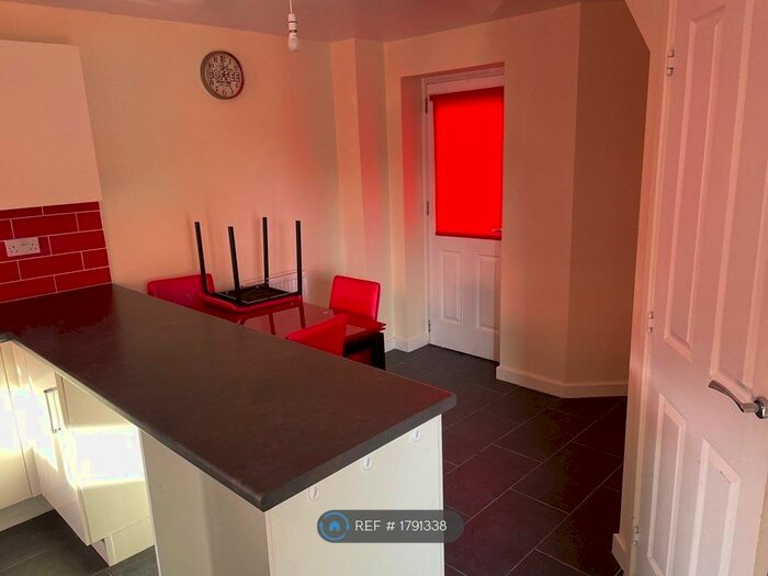 3 Bedroom Semi-Detached House To Rent In Acre Lane, Oldham, OL1