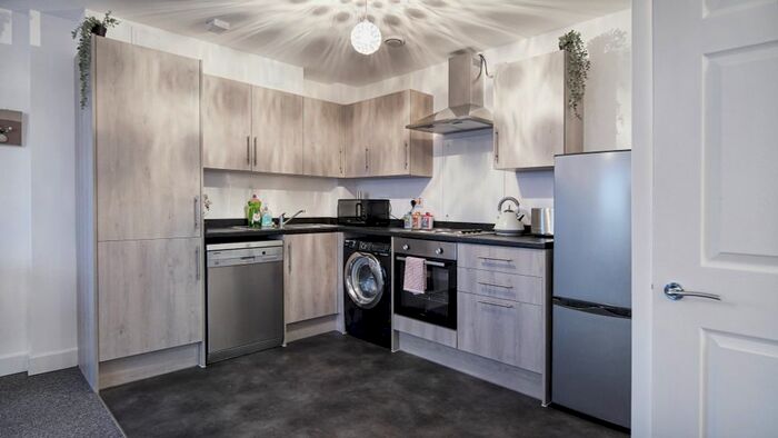 3 Bedroom Flat To Rent In Colnbrook By Pass, Slough, SL3