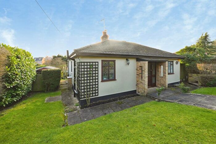 3 Bedroom Detached Bungalow For Sale In Hertford Road, Hoddesdon, EN11