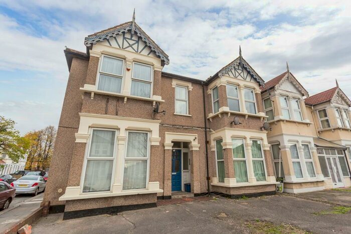 1 Bedroom Flat To Rent In The Drive, IG1